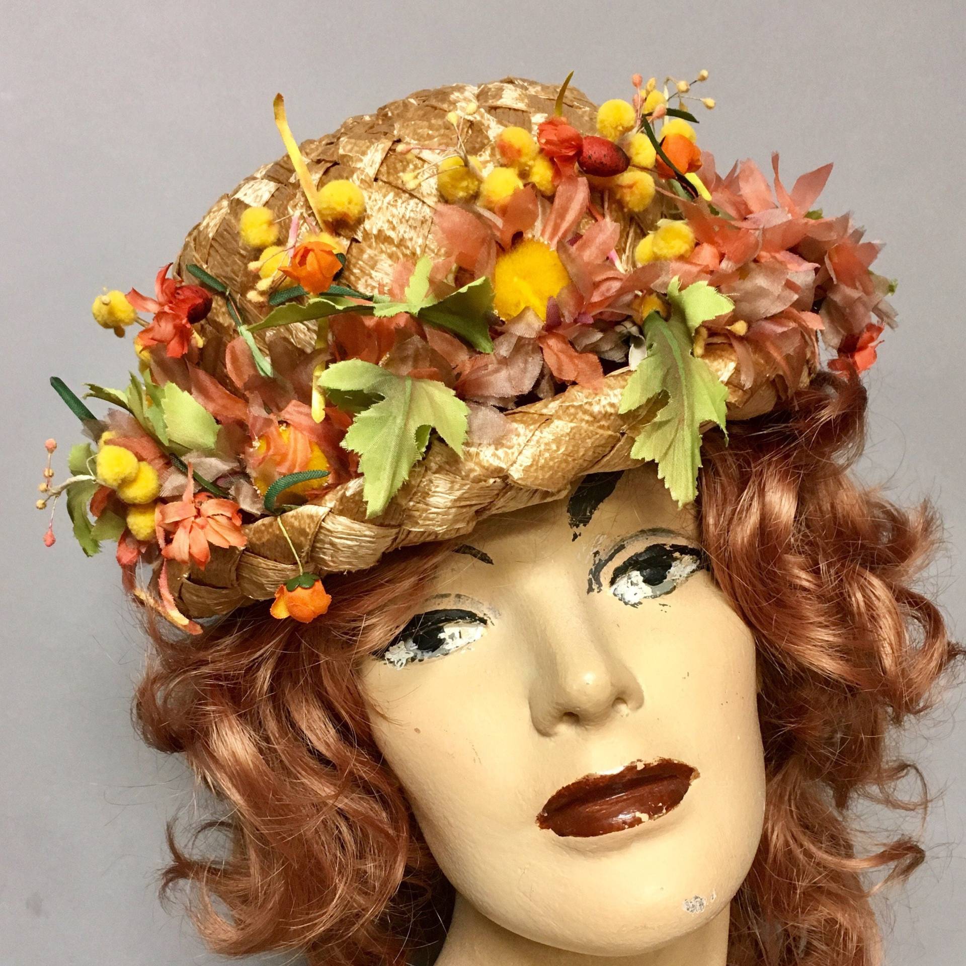 Süße 1950 Gewebte Cellophane Strohhut, 20Er Jahre Cloche Stil Hut W Viele Blumen von IncogneetoVintage