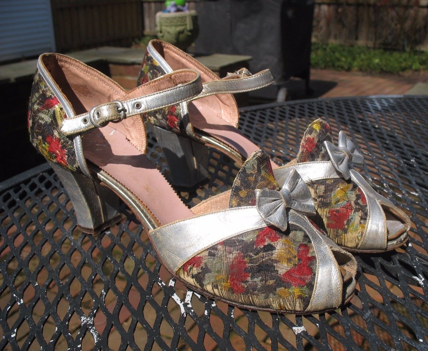 Vintage 1920 Flapper Schuhe, Brokat & Silber Leder, Art Deco, High Heel, Antike Display Schuhe Größe 6 Uns von IncogneetoVintage