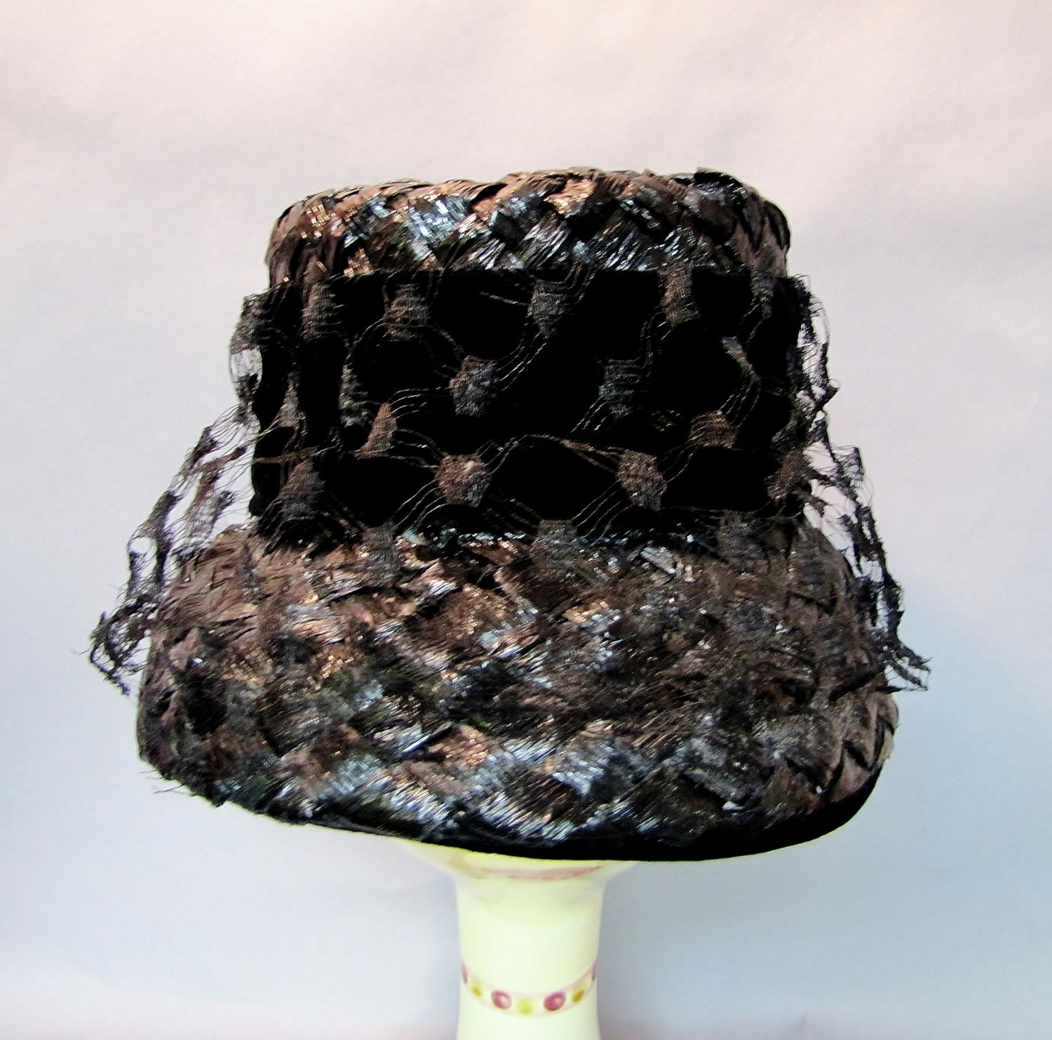 Vintage 1950Er Schwarzer Cellophane Strohhut Oder Bucket Style Mit Samt Borte Und Netz von IncogneetoVintage