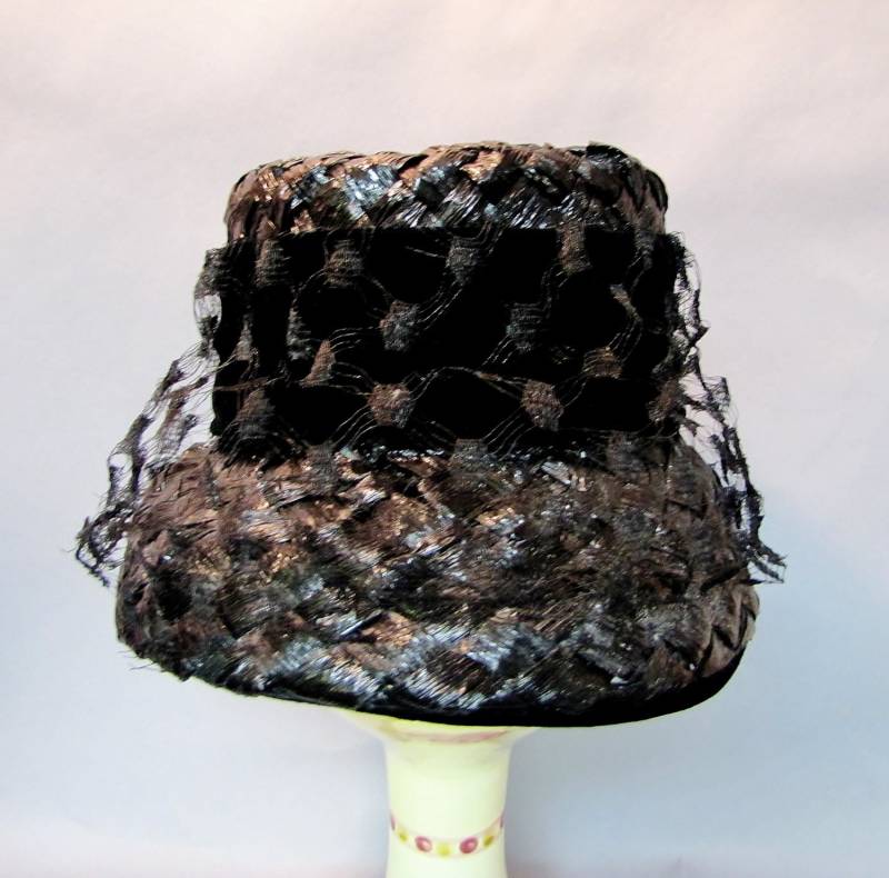 Vintage 1950Er Schwarzer Cellophane Strohhut Oder Bucket Style Mit Samt Borte Und Netz von IncogneetoVintage