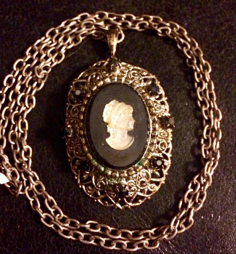 Vintage 60Er Jahre Halskette/Schwarz & Weiß Glas Cameo Anhänger in Silberton Filigran von IncogneetoVintage