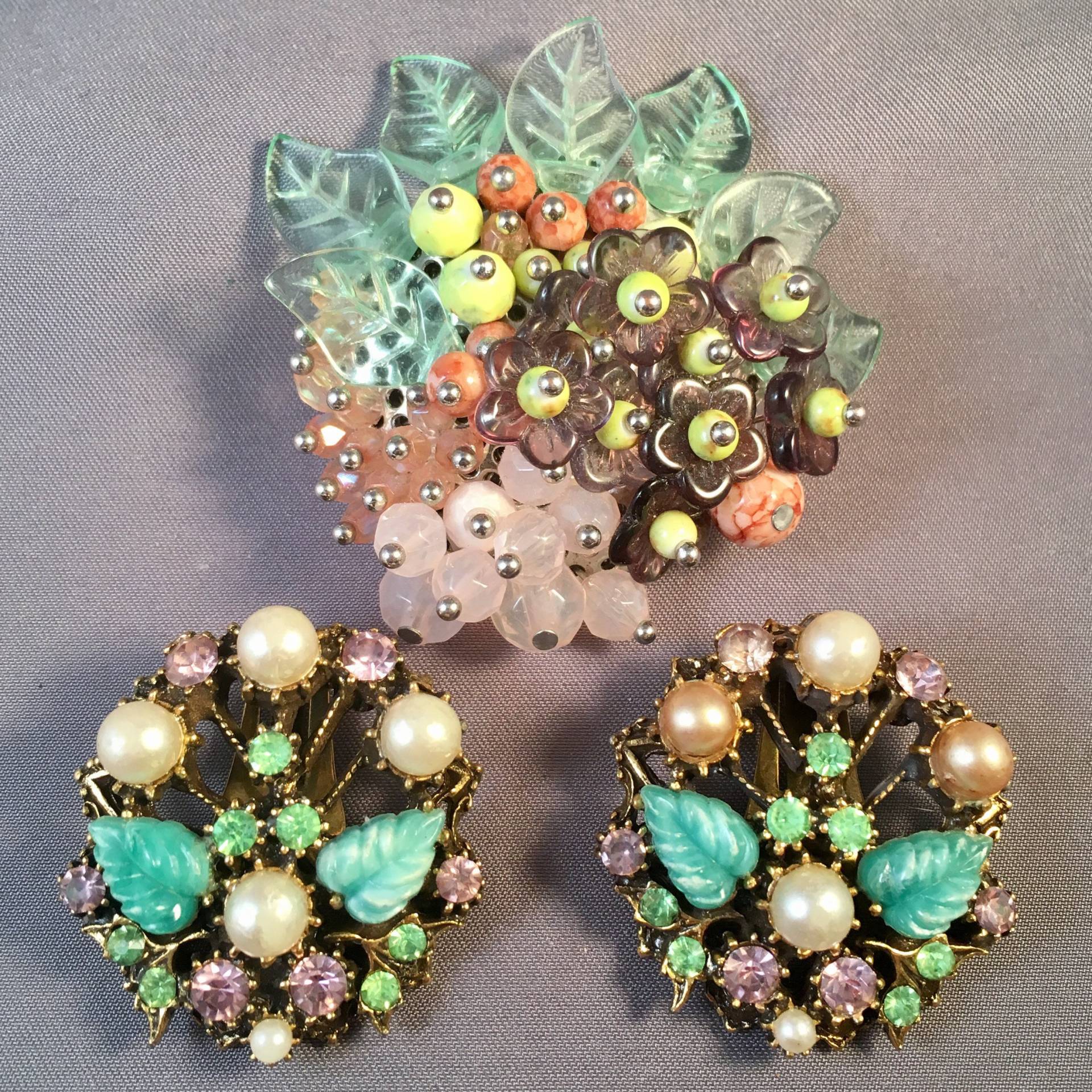 Vintage Glas Cluster Brosche/Unsigned Set Miriam Haskell Style Pin Hollycraft Ohrringe von IncogneetoVintage
