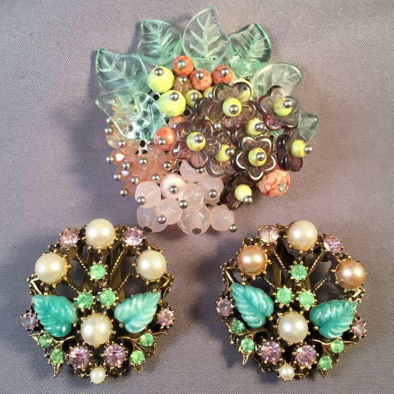 Vintage Glas Cluster Brosche/Unsigned Set Miriam Haskell Style Pin Hollycraft Ohrringe von IncogneetoVintage