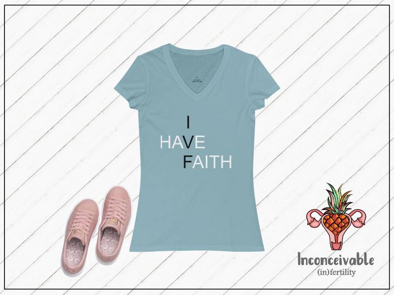 I Have Faith T-Shirt Mit V-Ausschnitt >> Glaube 1 in 8 Unfruchtbarkeit Ttc in Vitro Ivf Iui Embryotransfer Eizellentnahme Schwangerschaft I Have Faith T-Shirt Mit V-Ausschnitt >> Glaube 1 in 8 Unfruchtbarkeit Ttc in Vitro Ivf Iui Embryotransfer Eizellentnahme Schwangerschaft von InconceivableShop