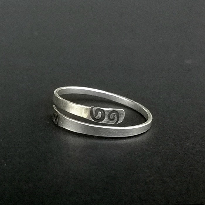 Zehenring Aus Sterlingsilber, Einstellbare Größe 3 - 4, Gestempelte Spiralen, Kleiner Ring Über Dem Knöchel, Midiring Handgemachtes Gehämmertes von IndiPendantsJewelry