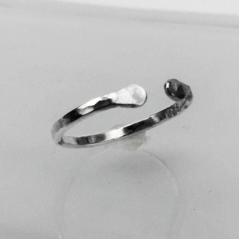 Zehenring Aus Sterlingsilber, Einstellbare Größe 3 - 4, Kurzschluß, Kleiner Ring Über Dem Knöchel, Midiring Handgemachtes Gehämmertes Metall von IndiPendantsJewelry