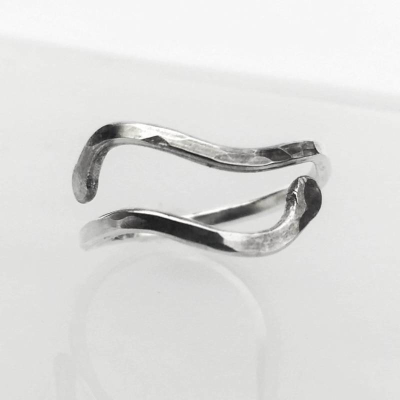 Zehenring Aus Sterlingsilber, Größe 3 - 4 Einstellbar, Waves Kleiner Ring Über Dem Knöchel, Midi Handgemachtes Gehämmertes Metall von IndiPendantsJewelry