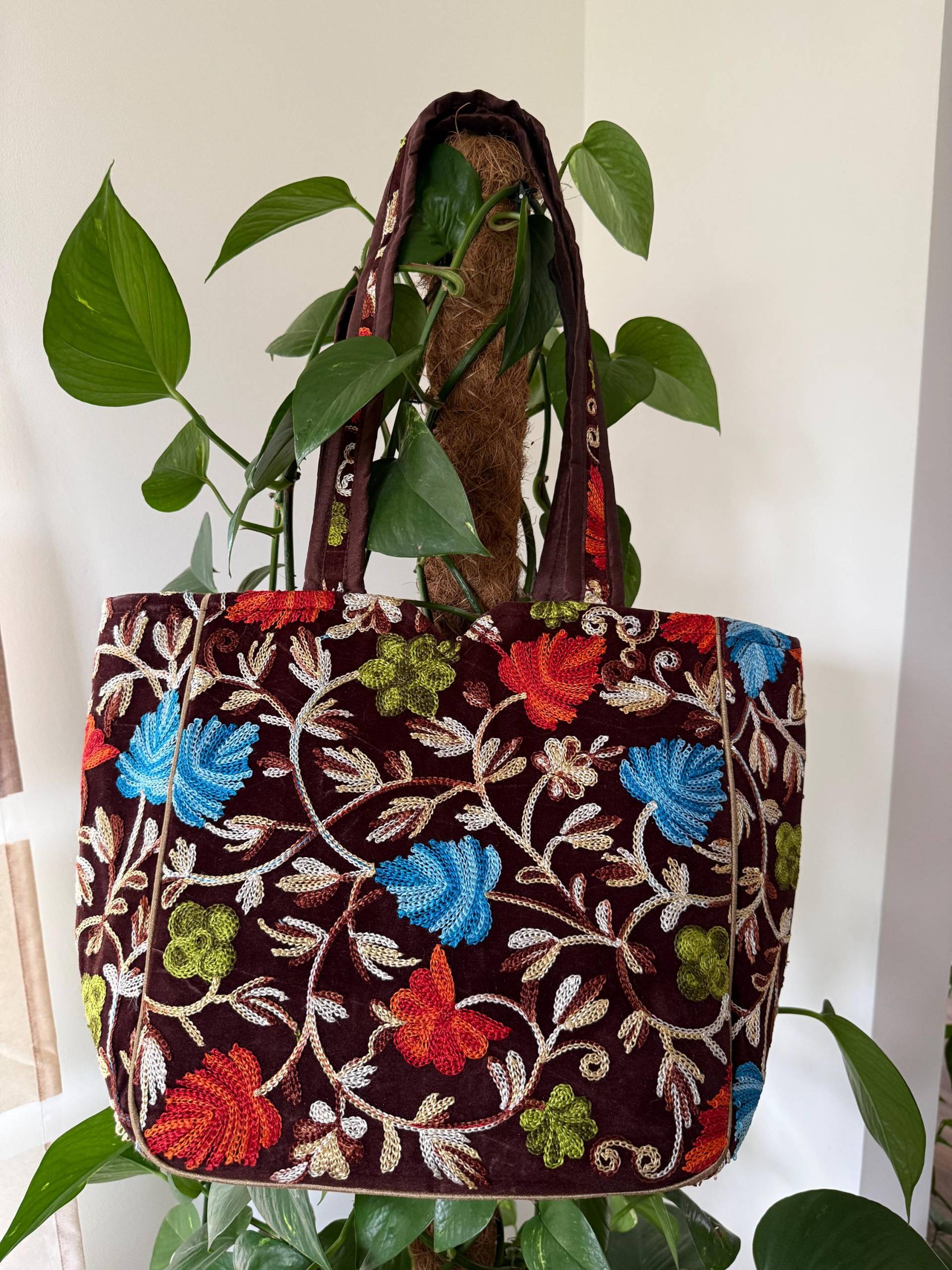 Bestickte Samttasche Aus Kaschmir - Boho Schultertasche Mit Reißverschluss Florale Stickerei Edle Handtasche Ethno Bag von IndiaTownShop