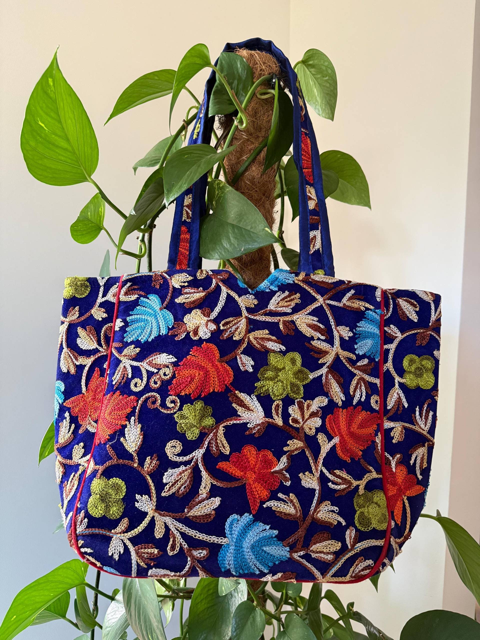 Boho Handtasche Aus Kaschmir Samt - Handarbeit Mit Bunter Stickerei Ethno Schultertasche von IndiaTownShop