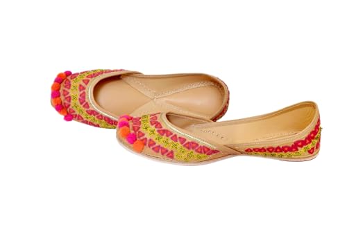 Indian Marketplace Handgefertigte Ethnische Jutti-Flats für Damen mit gesticktem Muster, Beige mit rosa orangefarbenen Pompons, Schwarz und gold, 36 EU von Indian Marketplace