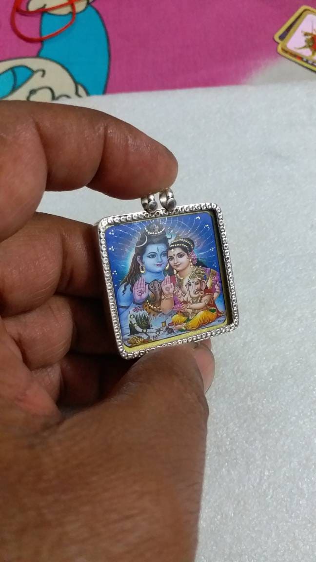 Handgefertigte 92, 5 Sterling Silber Hindu Lord Blessing Shiva Shakti Familie Ganesha Religiöse Fotodruck Glas Anhänger von IndianArtJwellery