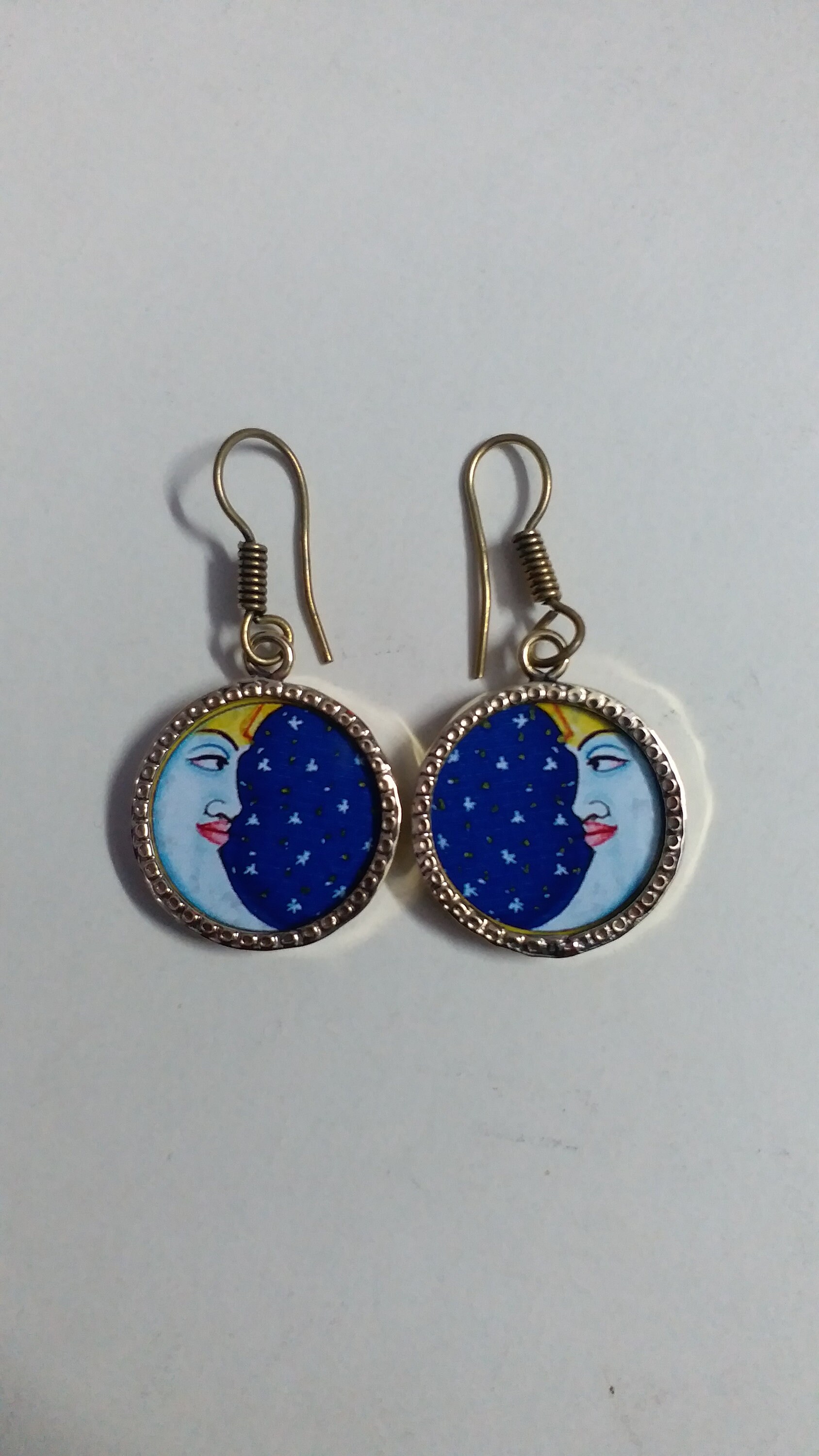 Handgefertigte Messing Creolen Mond & Stern Foto Print von IndianArtJwellery