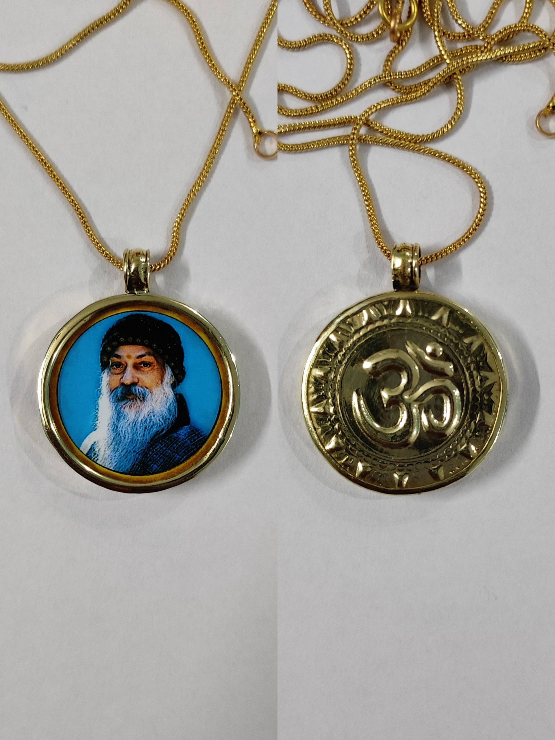 Handgefertigter Fotodruck Aus Gelbem Messingglas Gerahmt Der Große Sant Von Indien Yoga Guru Baba Rajneesh Osho & Om Reversible Spiritueller Messing von IndianArtJwellery