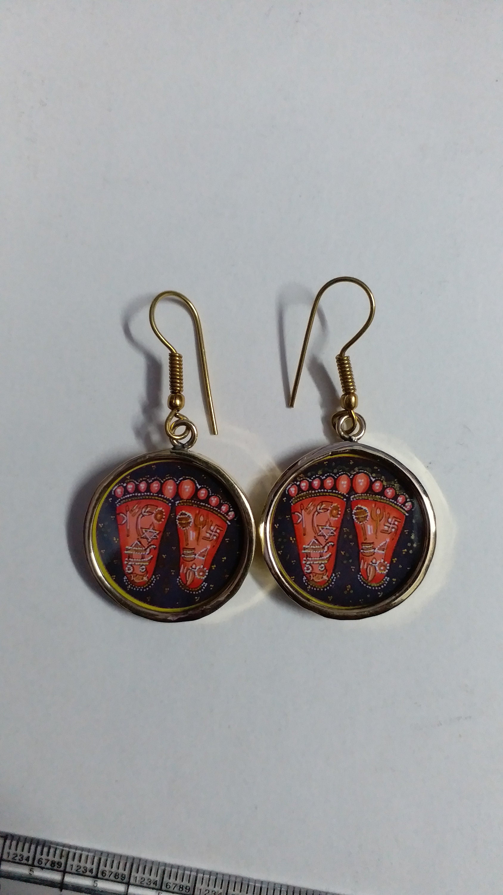 Handgemachte Laxmi Feet Creolen Gelber Messing Hindu Göttin Schmuck Handgemachte Laxmi Feet Creolen Gelber Messing Hindu Göttin Schmuck von IndianArtJwellery