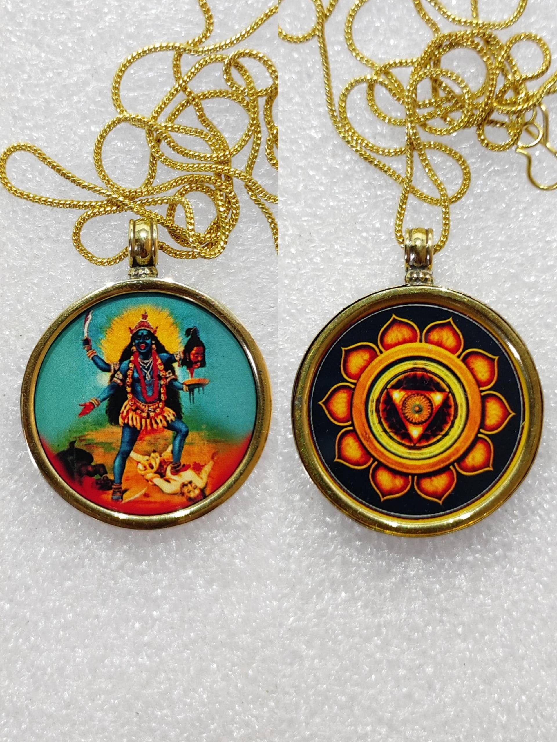 Handgemachte Messing Eingerahmt Göttin Kali Yantra Anhänger Halskette Handgemachte Messing Eingerahmt Göttin Kali Yantra Anhänger Halskette von IndianArtJwellery