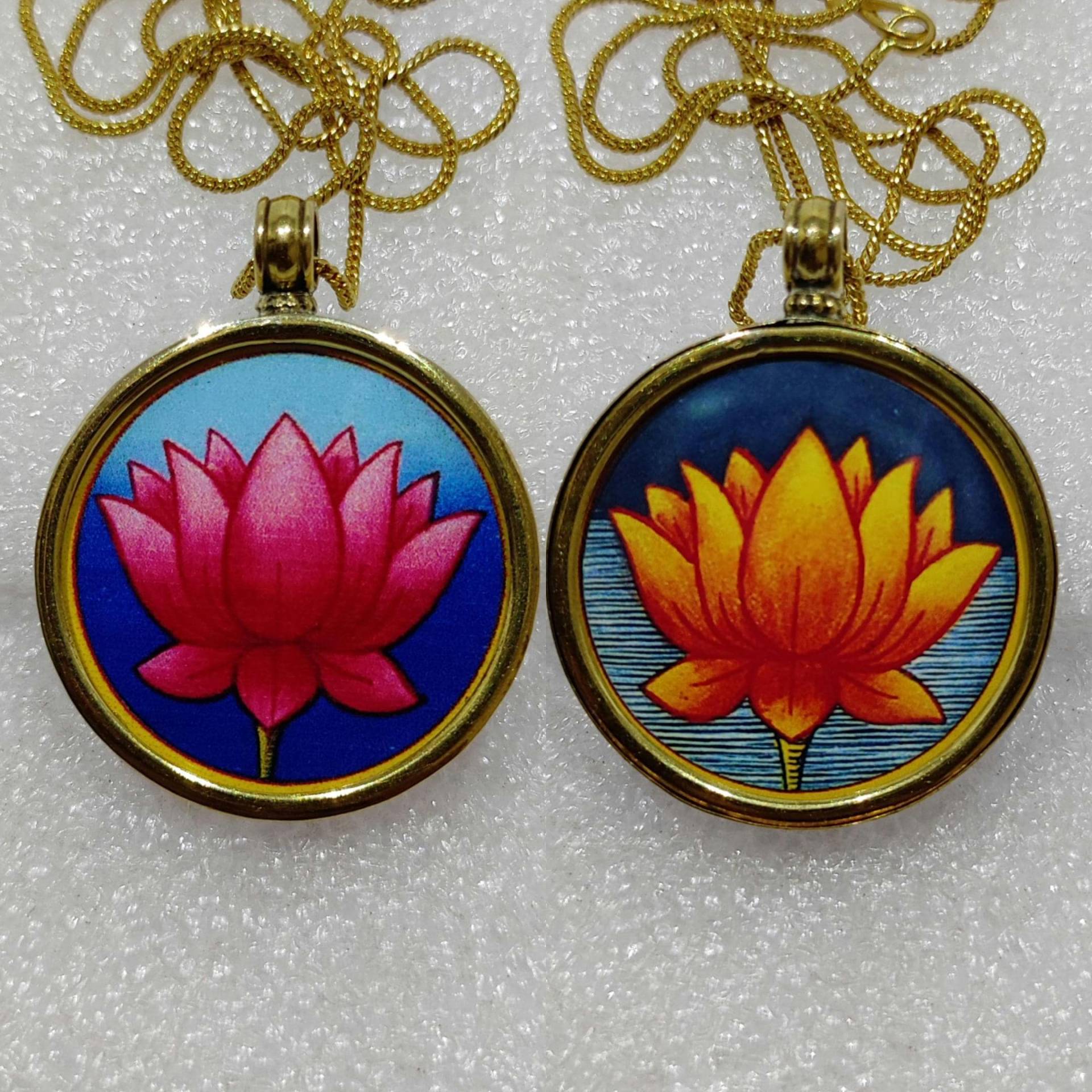 Handgemachte Messing Eingerahmt Lotus Wendbare Anhänger Pink & Golden Handgemachte Messing Eingerahmt Lotus Wendbare Anhänger Pink & Golden von IndianArtJwellery