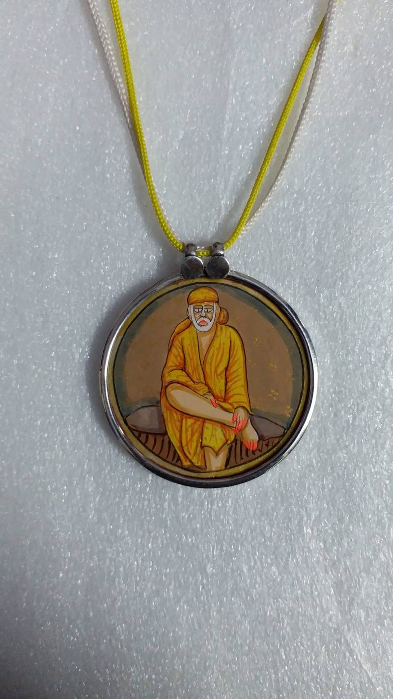 Handgemachte Shirdi Sai Baba Anhänger Halskette Miniaturmalerei, Sterlingsilber Handgemachte Shirdi Sai Baba Anhänger Halskette Miniaturmalerei, Sterlingsilber von IndianArtJwellery