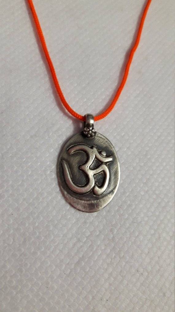 Handgemachte Solid 92, 5 Sterling Silber Gehämmert Hindu Gottheit Yoga Om Anhänger. Mit Farbschnur Handgemachte Solid 92, 5 Sterling Silber Gehämmert Hindu Gottheit Yoga Om Anhänger. Mit Farbschnur von IndianArtJwellery