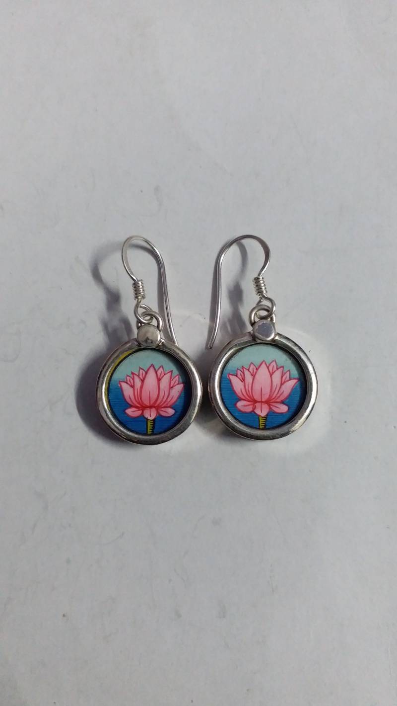Handgemachte Sterling Silber Lotus Blume Ohrringe Miniature Art Glass Handgemachte Sterling Silber Lotus Blume Ohrringe Miniature Art Glass von IndianArtJwellery