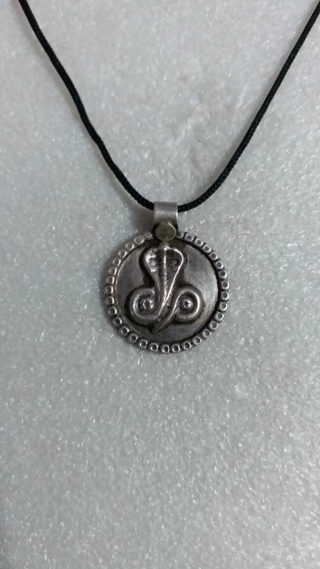 Handgemachte Sterling Silber Naag Devta Schlange Anhänger - Hindu Shiva Medaillon Handgemachte Sterling Silber Naag Devta Schlange Anhänger - Hindu Shiva Medaillon von IndianArtJwellery