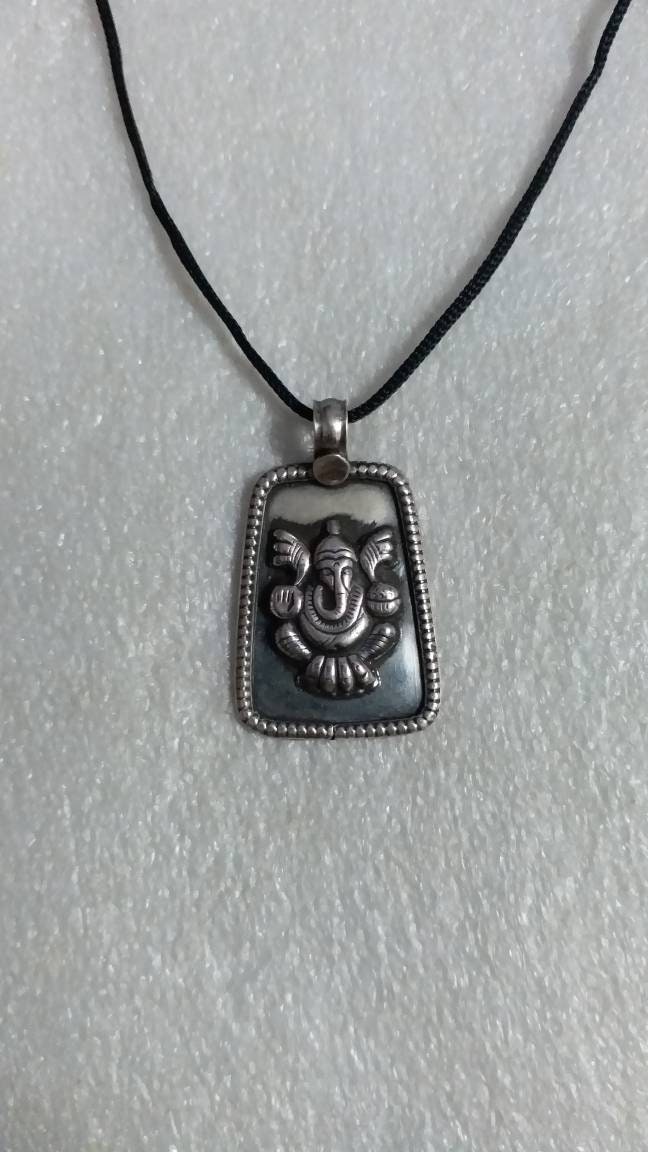 Handgemachter Sterling Silber Ganesha Anhänger Boho Hindu Charm Halskette von IndianArtJwellery