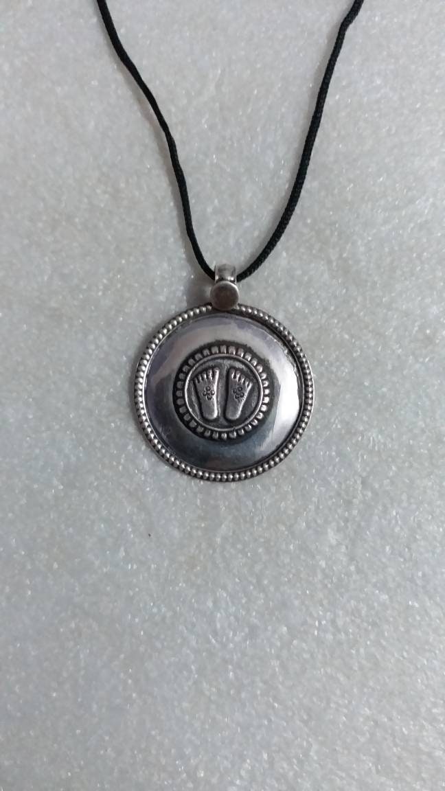 Handgemachter Sterling Silber Lakshmi Feet Anhänger - Hindu Göttin Charm von IndianArtJwellery