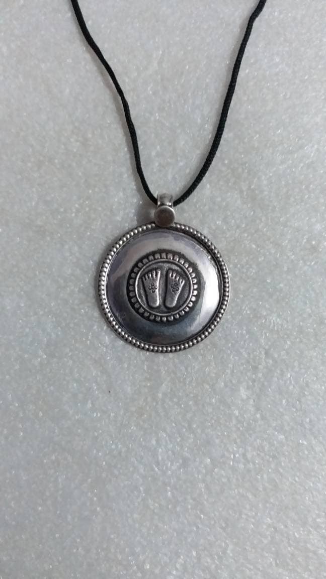 Handgemachter Sterling Silber Lakshmi Feet Anhänger - Hindu Göttin Charm Handgemachter Sterling Silber Lakshmi Feet Anhänger - Hindu Göttin Charm von IndianArtJwellery