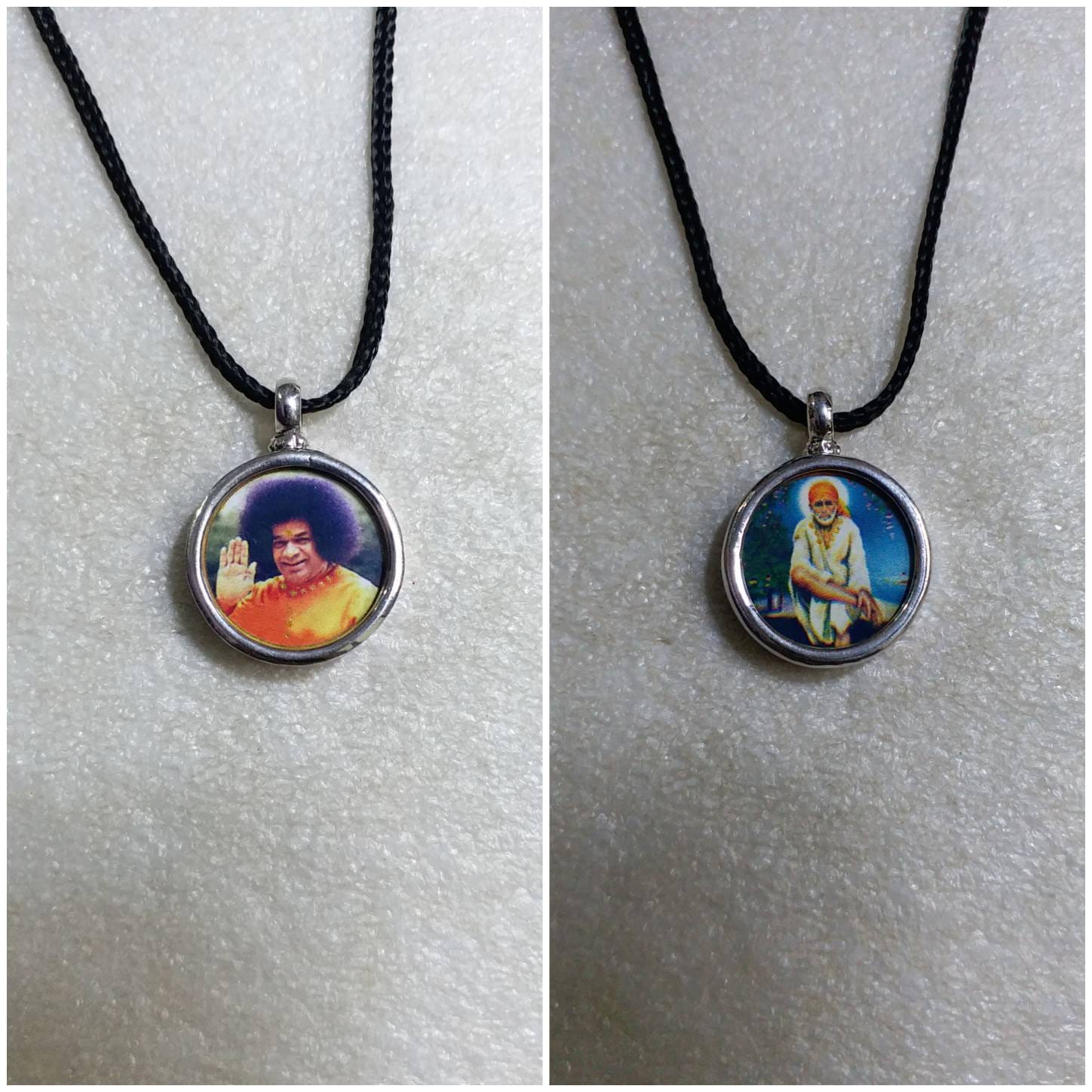 Handmade 92.5 Sterling Silber Der Große Sant Von Indien Segnen Satya Sai Baba Und Shird Wendbarer Fotodruck Glasgerahmter Anhänger von IndianArtJwellery