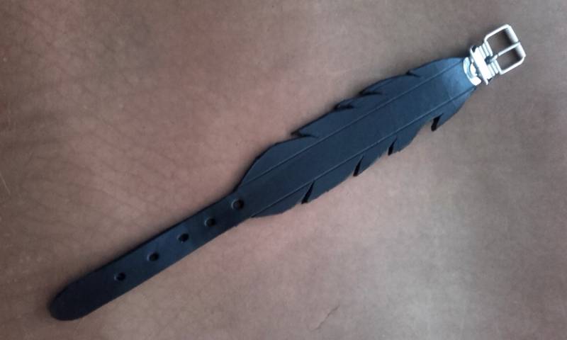 Schwarzer Leder-Riemenfeather Bl 16 Schwarzer Leder-Riemenfeather Bl 16 von IndianHeritageArts