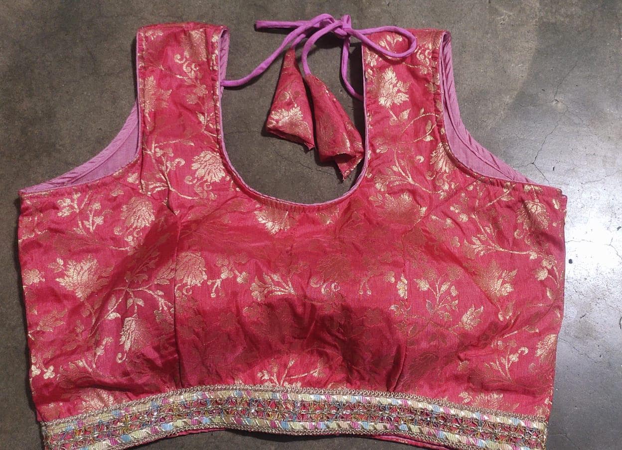 Handgefertigte Hellrosa Bluse Mit Rundem Halsausschnitt, Rücken Ipen, Gepolsterter Halstuch Schöner Spitze, Saree-Bluse, Hochzeitsbluse Handgefertigte Hellrosa Bluse Mit Rundem Halsausschnitt, Rücken Ipen, Gepolsterter Halstuch Schöner Spitze, Saree-Bluse, Hochzeitsbluse von IndianStitchDesigns