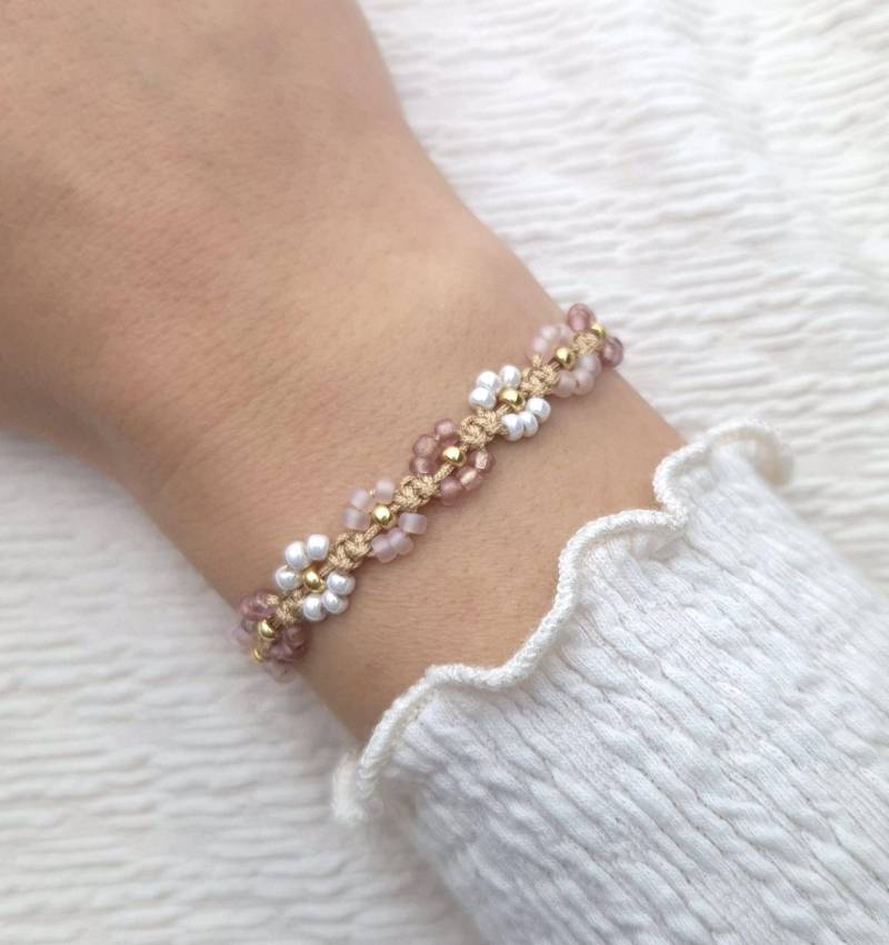 Daisy Blumen Armband Makramee - Miyuki Perlen in Weiß Rosa Gold, Handgefertigter Boho Schmuck, Zartes Freundschaftsarmband Damen Daisy Blumen Armband Makramee - Miyuki Perlen in Weiß Rosa Gold, Handgefertigter Boho Schmuck, Zartes Freundschaftsarmband Damen von IndianaRoseGold