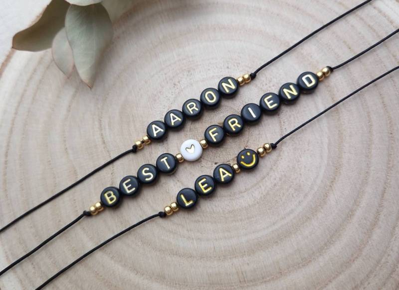 Personalisiertes Perlerarmband | Perlenarmband Personalisiert Name Schwarz Armband Freundschaft Makrameearmband von IndianaRoseGold