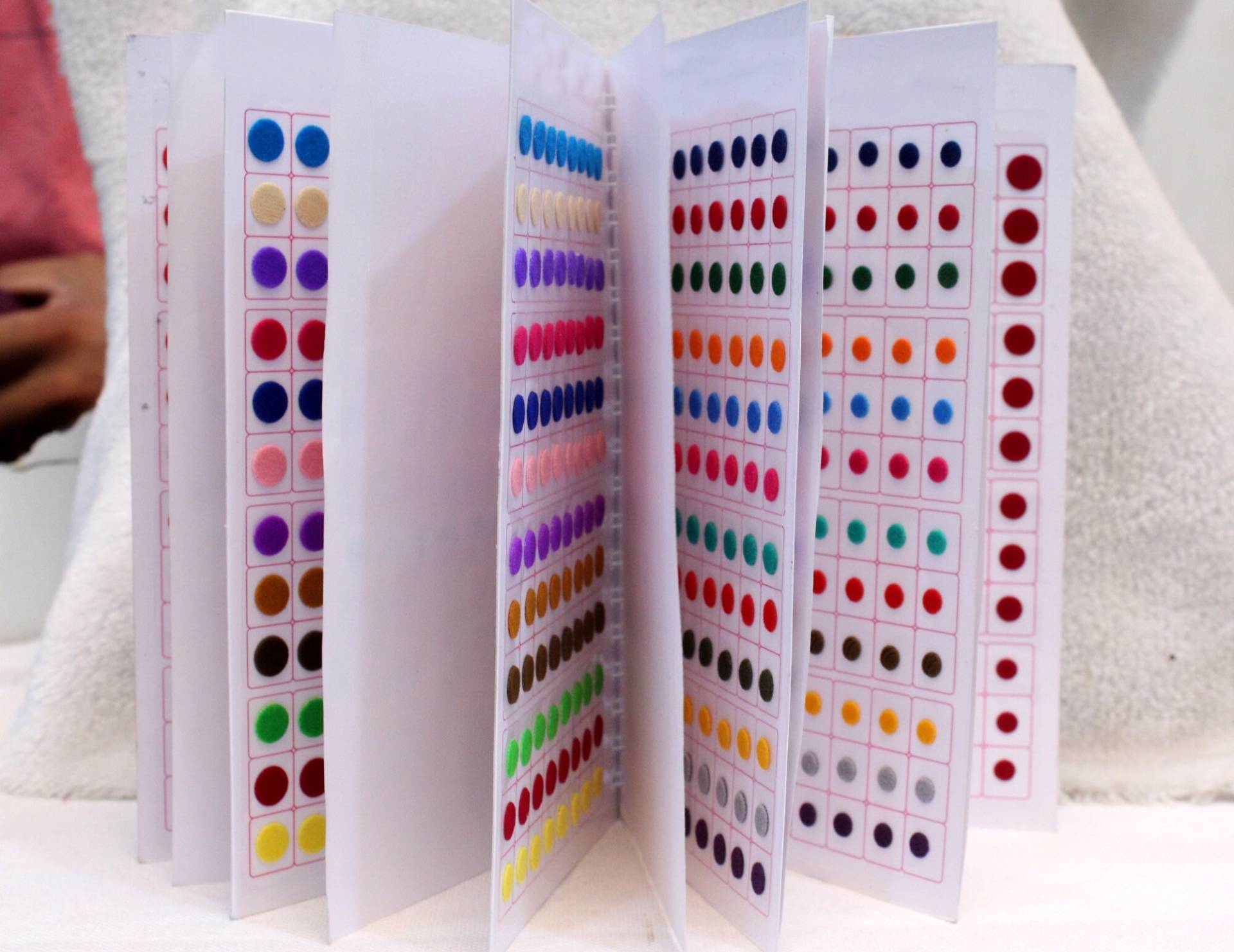 Bindi Plain Runde Bindi-Aufkleber, 960 Bindis, Bunte Mehrfarbige Gesichtsjuwelen-Bindis, Bindis-Buch, Selbstklebende Aufkleber von IndianartstoreShop