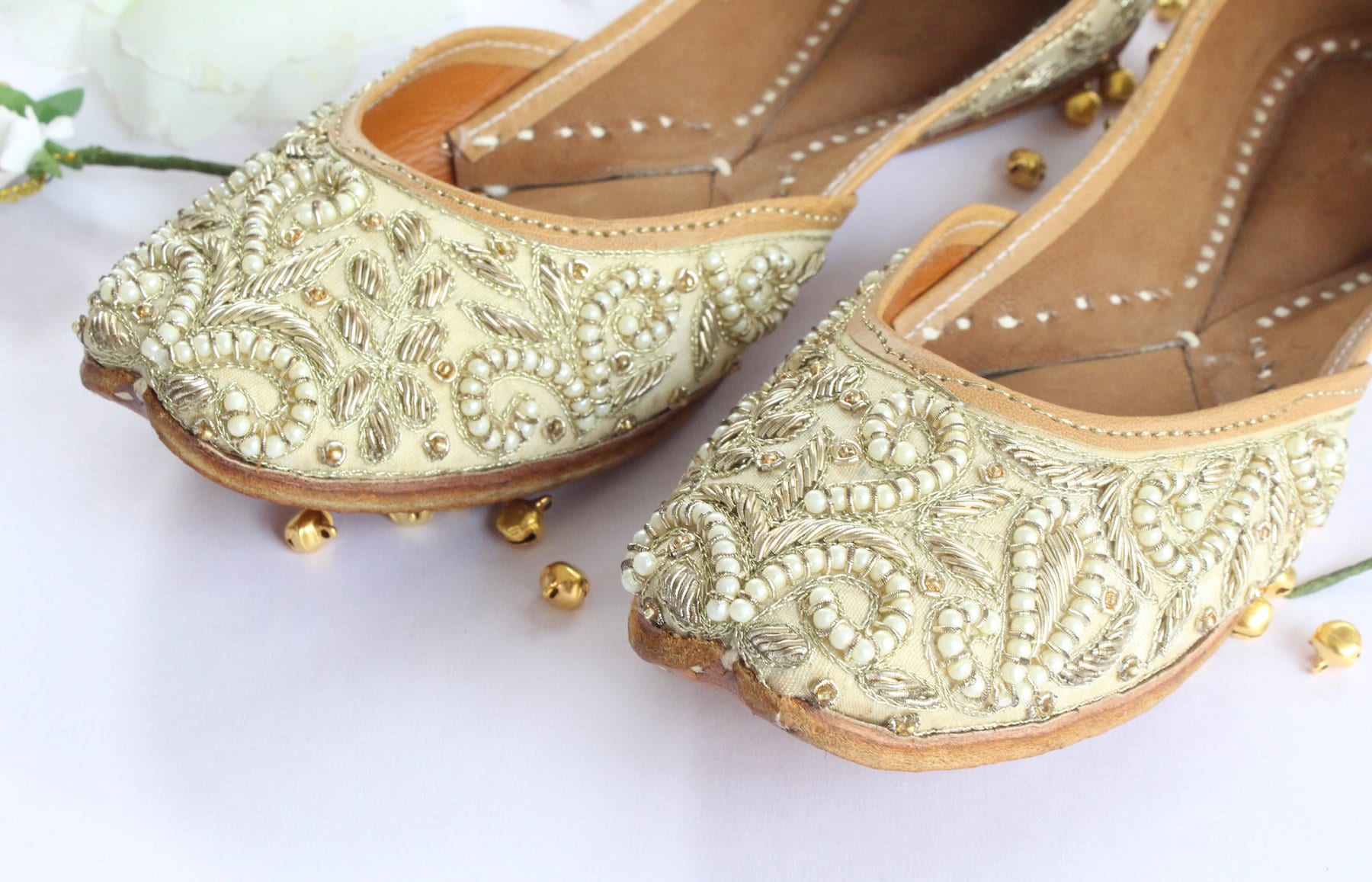 "Handgefertigte Goldene Brautschuhe "Jutti" Mit Perlen Bestickt | Us Size 4.5" von IndianartstoreShop