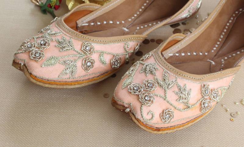 Handgemachte Pfirsich Braut Jutti Schuhe Bestickte Gold Hochzeitsschuhe von IndianartstoreShop