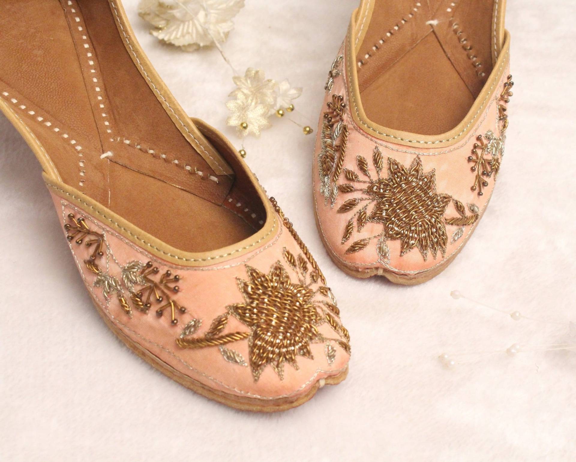 Handgemachte Pfirsich Braut Schuhe - Jutti Schuhe Gold Bestickt Hochzeit | Us Größe 5 von IndianartstoreShop