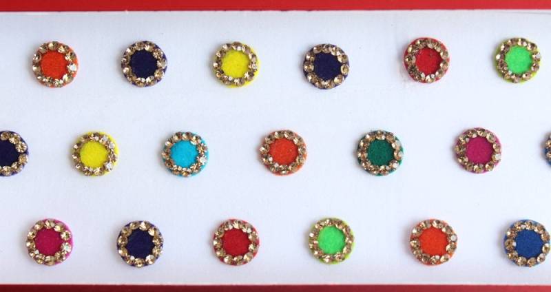 Kleine Runde Samt-Bindis Mit Goldstein-Umriss, Gesichtsjuwelen - 28Er-Pack von IndianartstoreShop