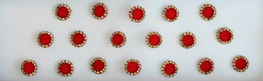 Red Velvet Round Bindis Selbstklebende Gesichtsjuwelen - 27 Packung von IndianartstoreShop