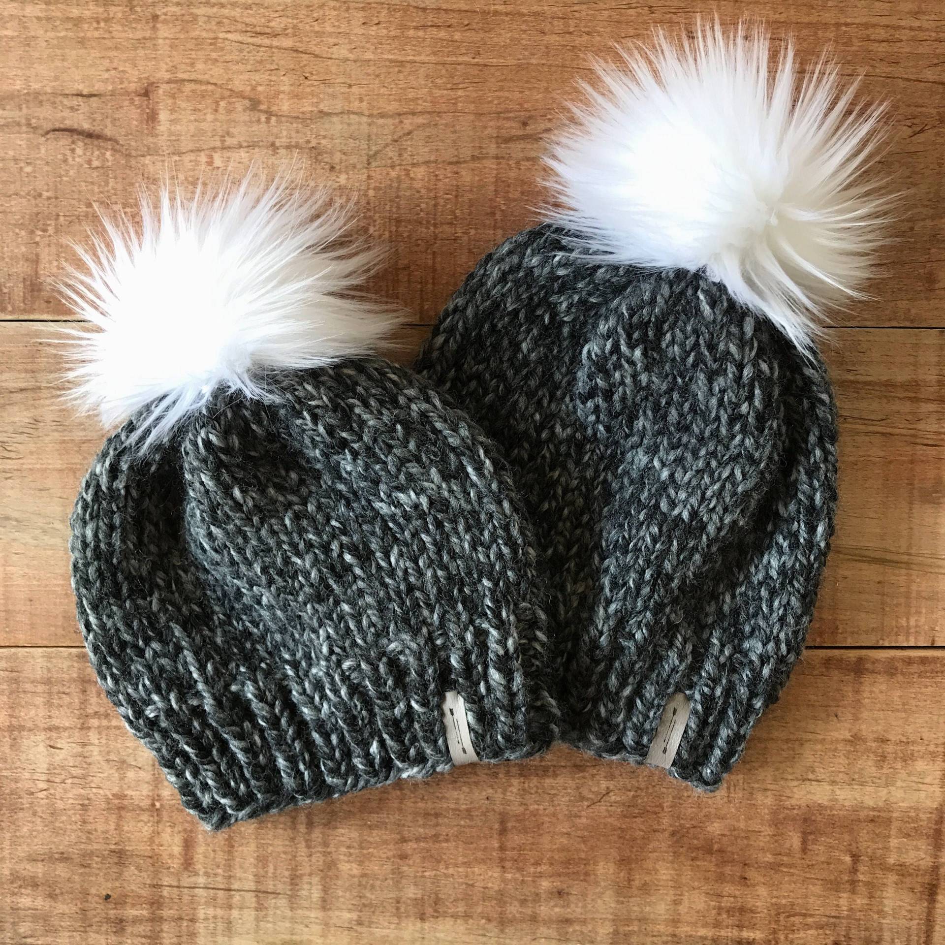 Mommy & Me Strickmützen Slouchy Mützen Mit Vegan Pelzbommeln von IndieFiberart