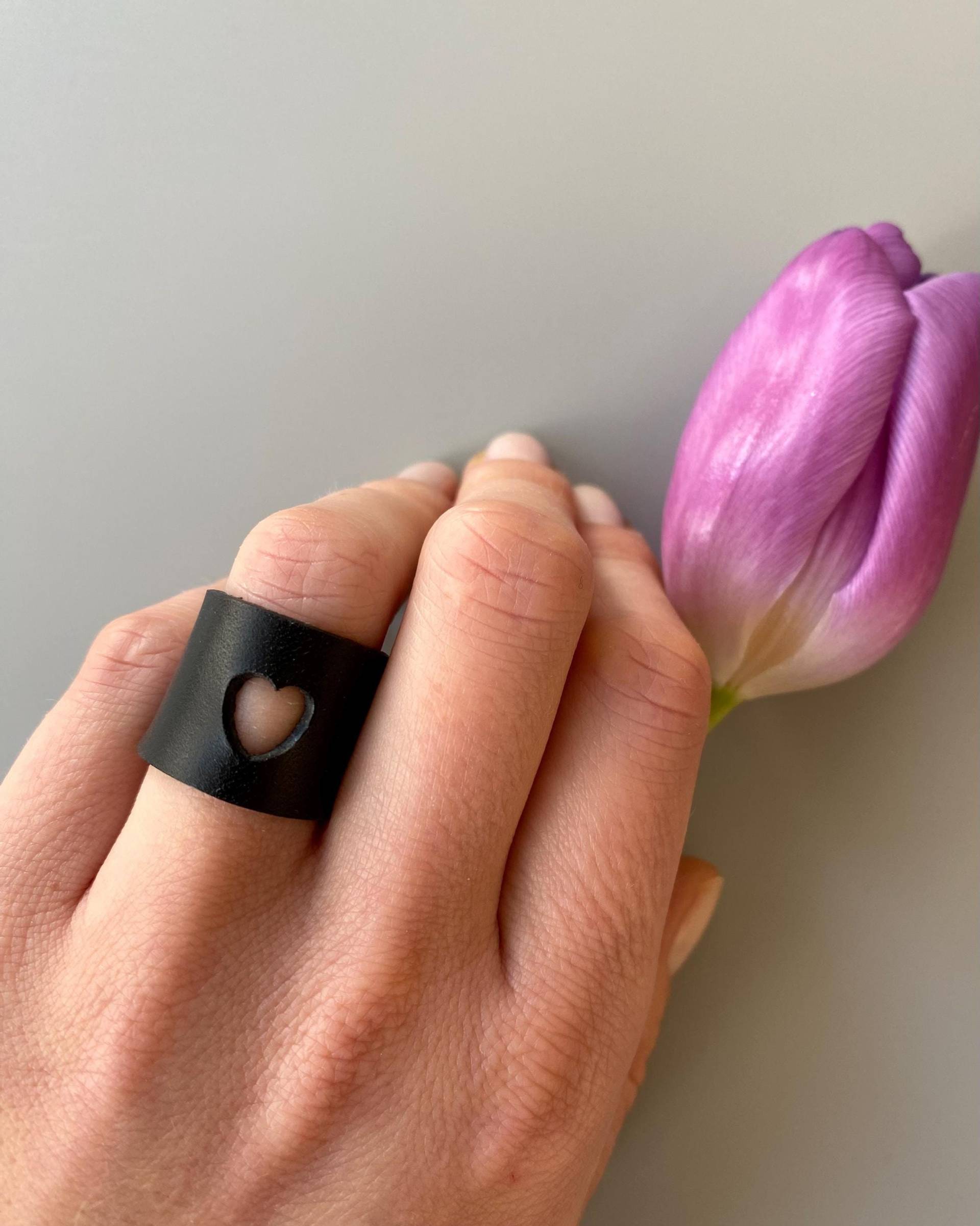 Einzigartiger Lederring Mit Herzsymbol Für Damen in Schwarz, Cognacbraun Und Dunkelbraun, Perfekt Als Geschenk Einzigartiger Lederring Mit Herzsymbol Für Damen in Schwarz, Cognacbraun Und Dunkelbraun, Perfekt Als Geschenk von IndieMeCraft