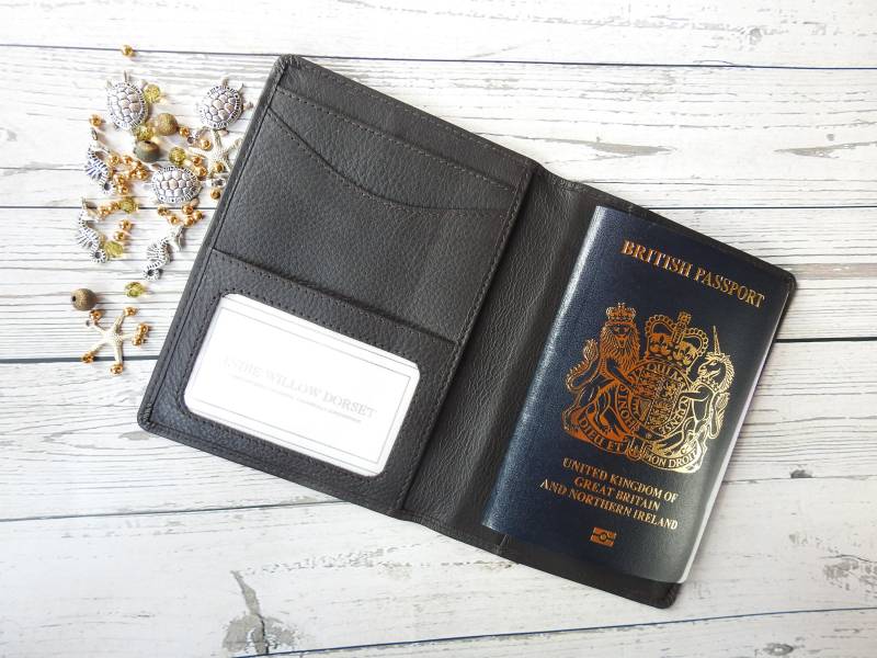 Handgefertigtes Fair Trade Reisepass-Etui Aus Braunem Leder von IndieWillowDorset