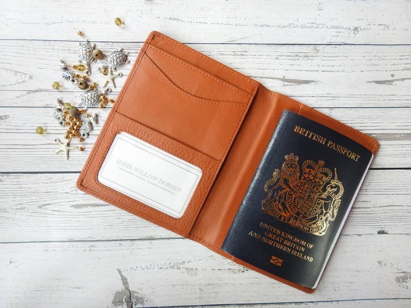 Handgemachte Fair Trade Reisepasshülle Aus Braunem Leder von IndieWillowDorset