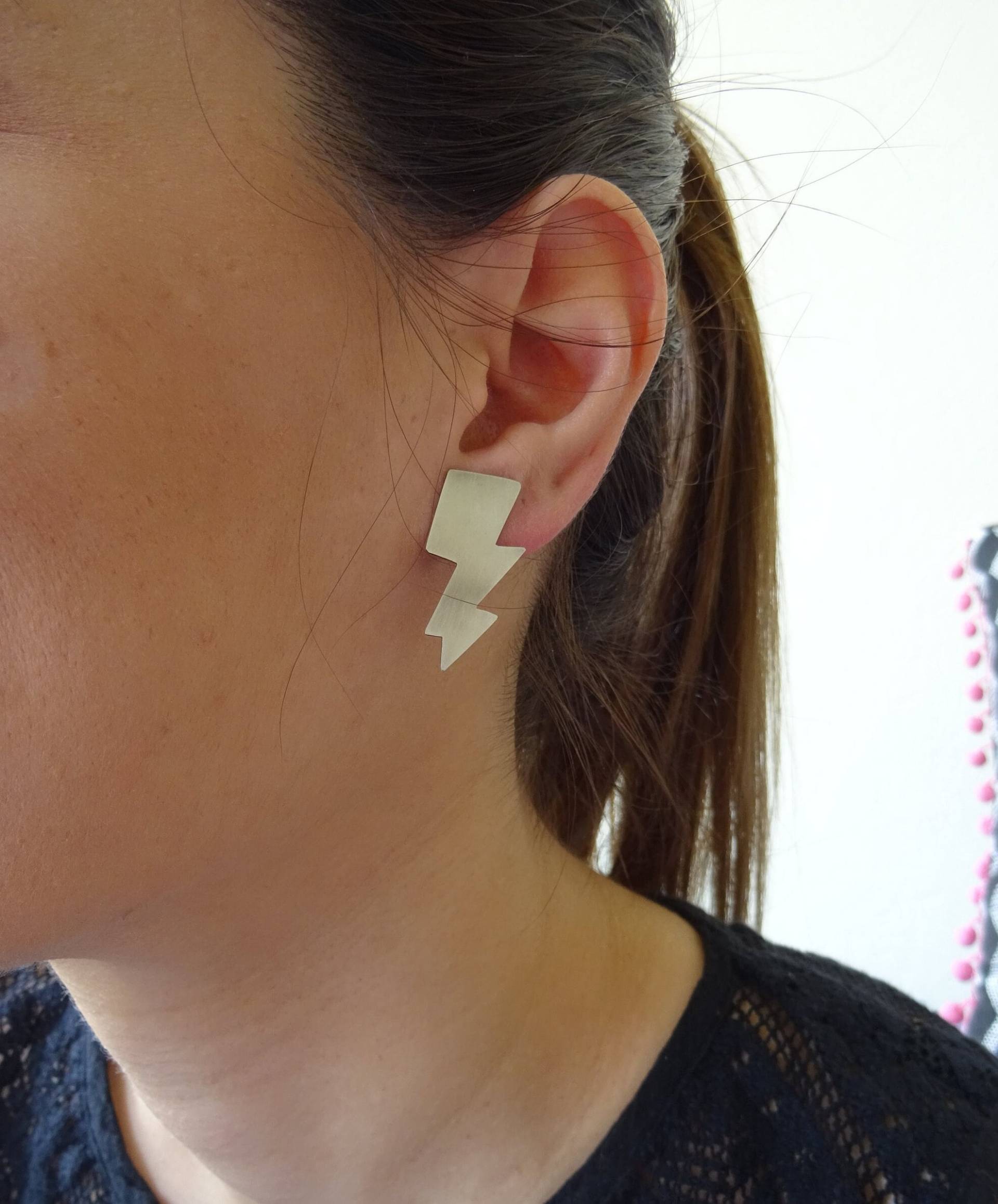 Blitz Sterling Silber Statement Ohrringe, Handgefertigte Ohrstecker, Zierliches Tragen, Thunder Bolt Stapel Ohrringe von IndiejewelsShop