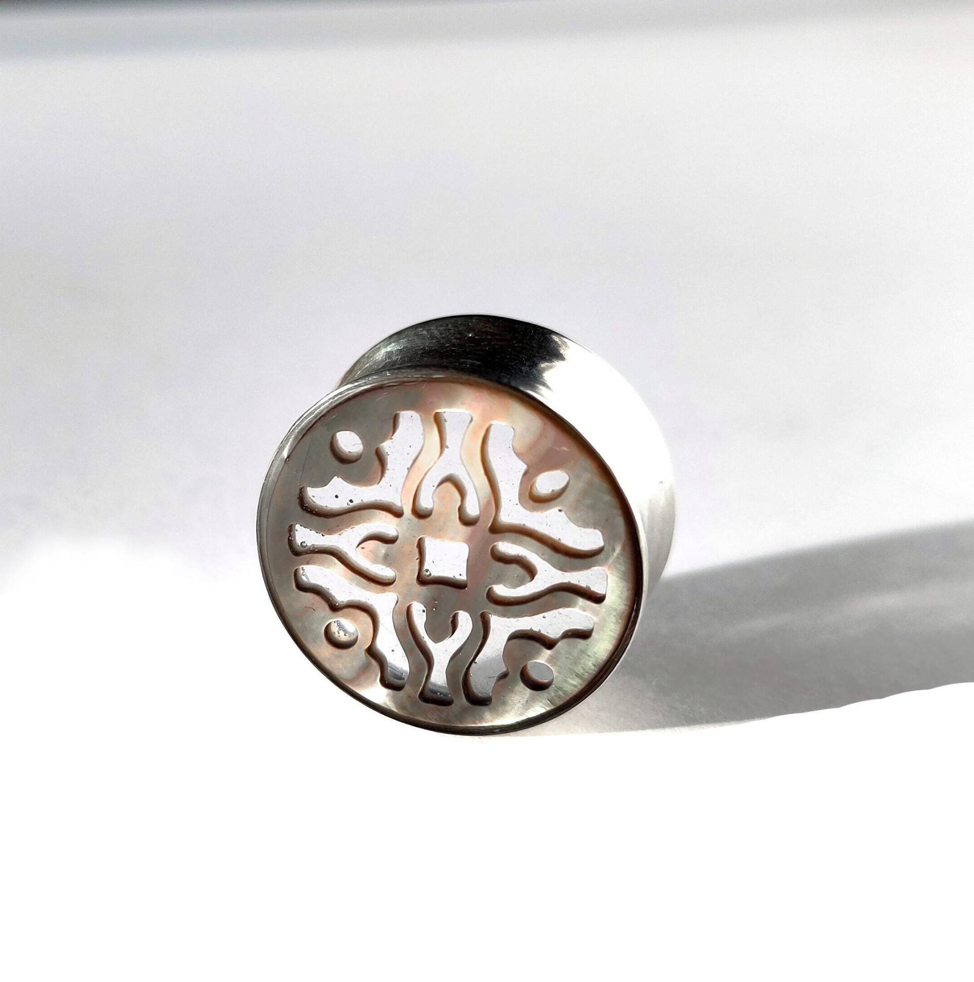 Fleshtunnel Silber, Resin Und Schwarz-Perlmutt Lasercut, 22 Auf 20mm von Indieyou