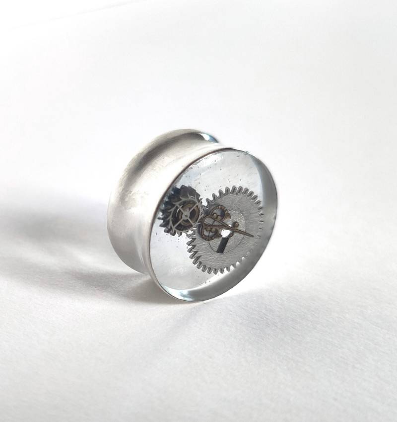 Fleshtunnel Silber Und in Resin Gegossene Upgecycelte Uhrwerkteile. Maße 19, 5 Zu 18mm von Indieyou