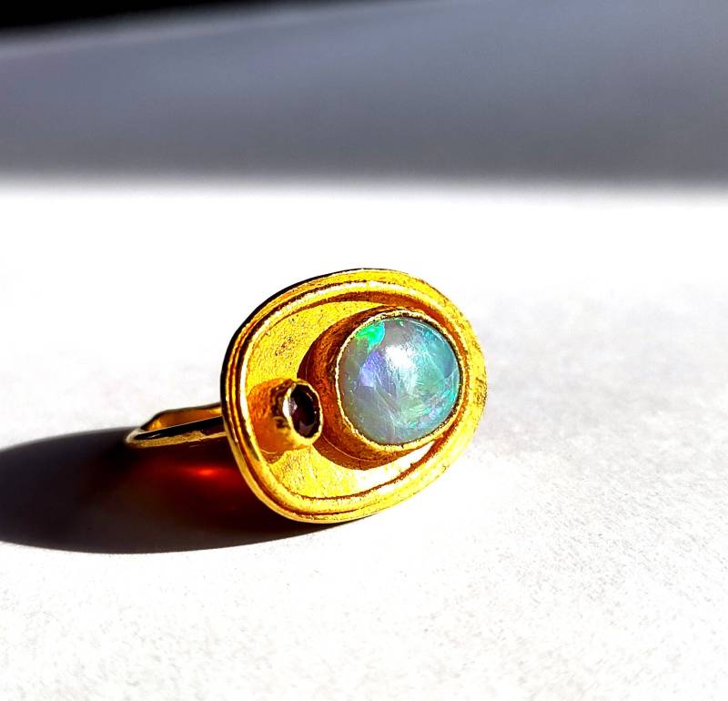 Ring 900 Gold Mit Opal Und Rubin von Indieyou