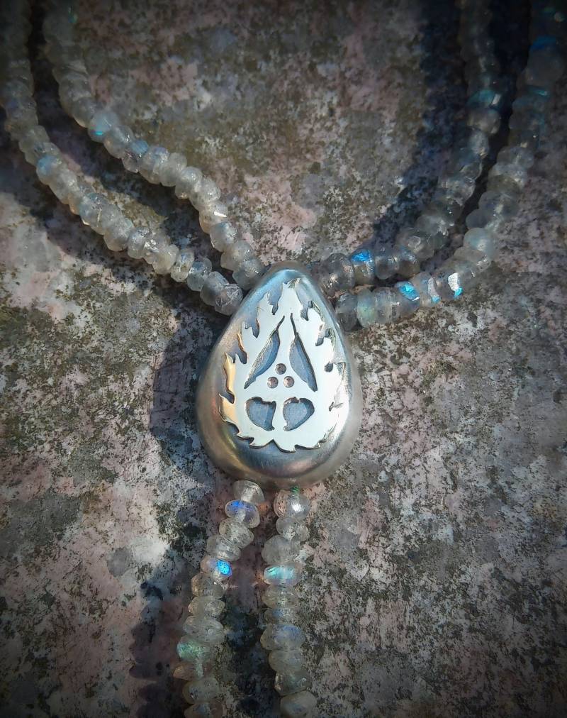 Y-Kette Labradorit Mit Sterlingsilber-Verschluss Und -Anhänger 750 Goldmotiv Lotusflamme, Yoga, Buddhistisch von Indieyou