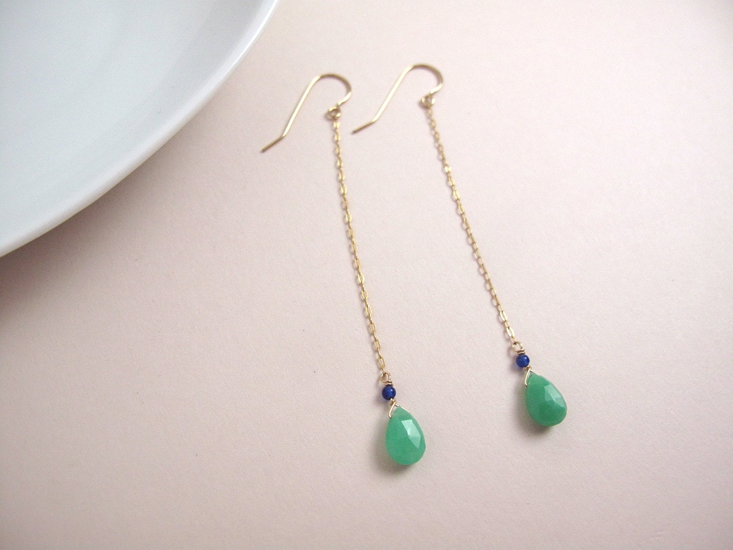 Elegante Ohrringe Mit Feingeschliffenen Grünen Chalcedonen An Feiner Kette, Gold-Fill Silber Vergoldet Halbedelsteine Handgemacht Unikat Elegante Ohrringe Mit Feingeschliffenen Grünen Chalcedonen An Feiner Kette, Gold-Fill Silber Vergoldet Halbedelsteine Handgemacht Unikat von Indigena
