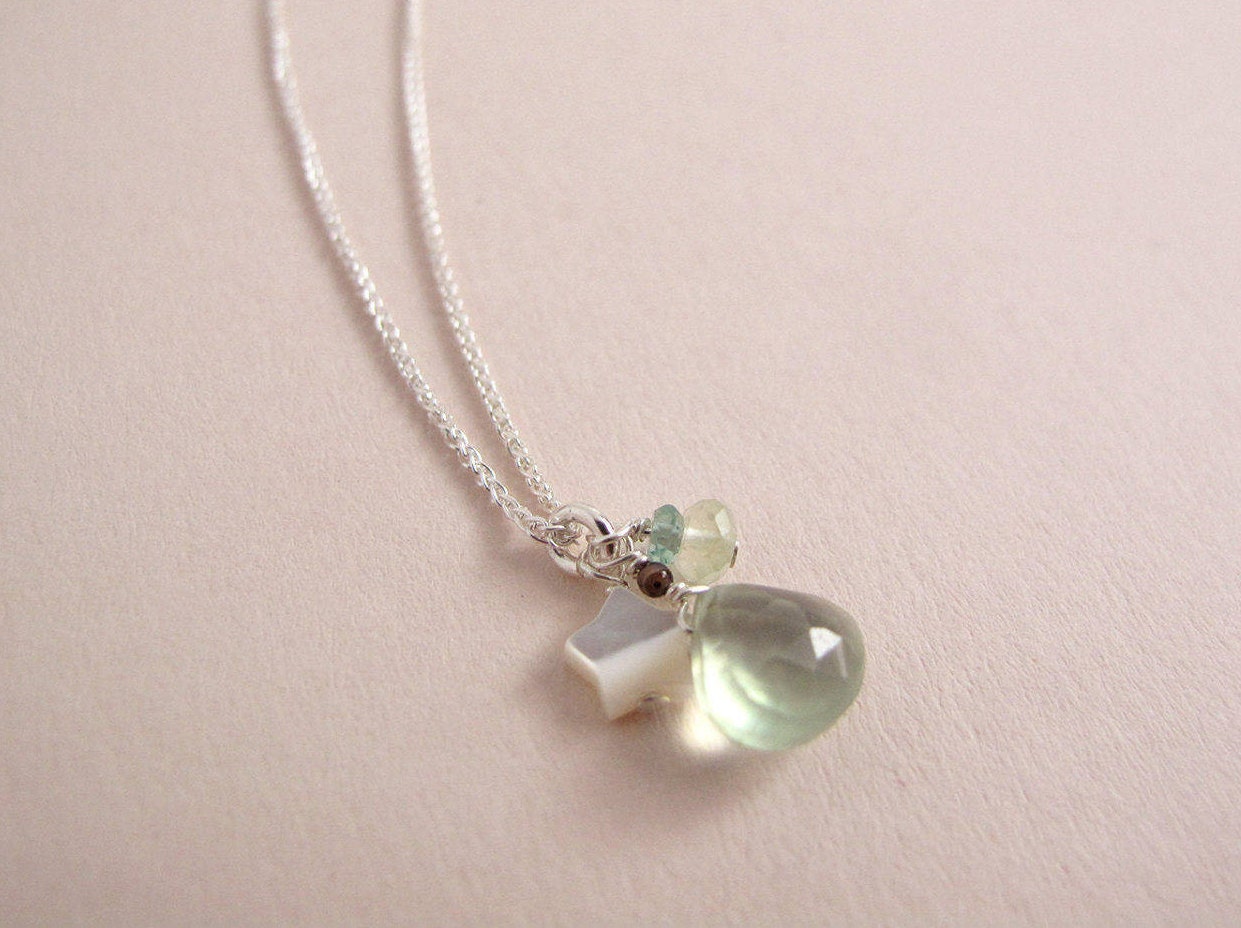 Feiner Prehnit-Tropfen Und Perlmutt Stern An Silberkette, Individueller Schmuck, Handgefertigt, Zart, Minimal Feiner Prehnit-Tropfen Und Perlmutt Stern An Silberkette, Individueller Schmuck, Handgefertigt, Zart, Minimal von Indigena
