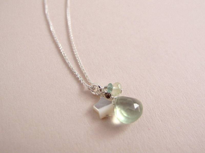 Feiner Prehnit-Tropfen Und Perlmutt Stern An Silberkette, Individueller Schmuck, Handgefertigt, Zart, Minimal Feiner Prehnit-Tropfen Und Perlmutt Stern An Silberkette, Individueller Schmuck, Handgefertigt, Zart, Minimal von Indigena